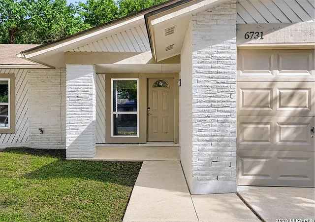 3 bed, 2.0 bath, 1382 sqft, $1,600 — Photo 2