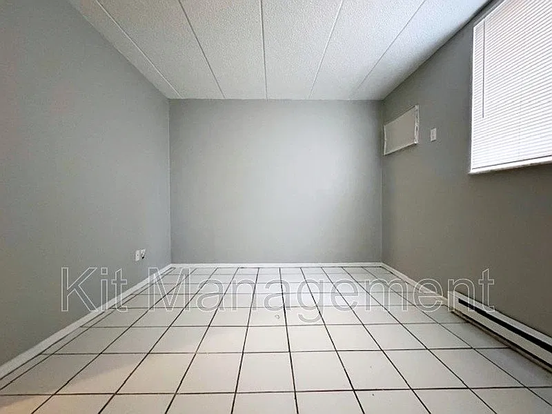 Charming 1-Bed in Toledo Cozy 570 sq ft with Shared Laundry for Just $675 — Photo 2
