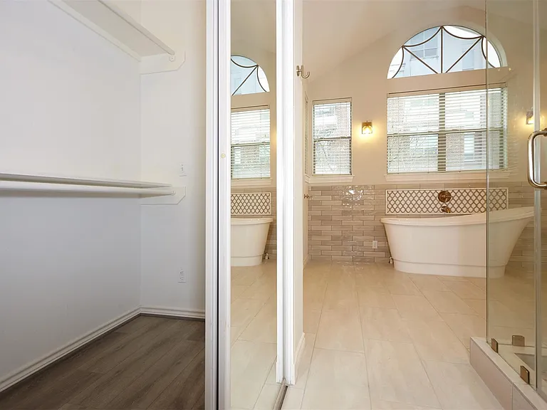 110 E Detering St — Photo 27