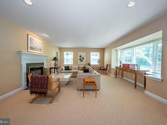 4th image of 1125 Hillcrest Rd