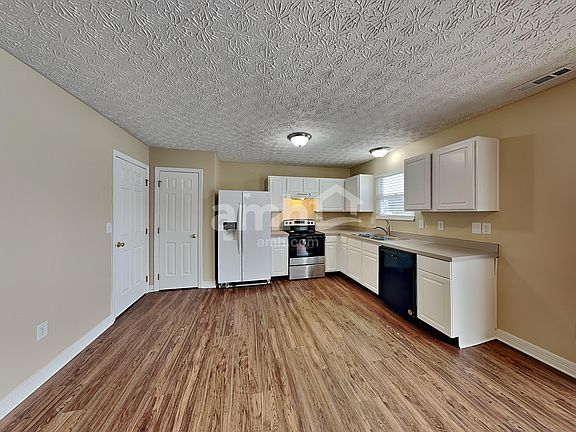 3rd image of 82 Richard Ave