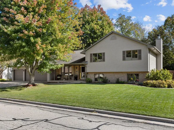 1605 Meadowbreeze Cir, Neenah, WI 54956