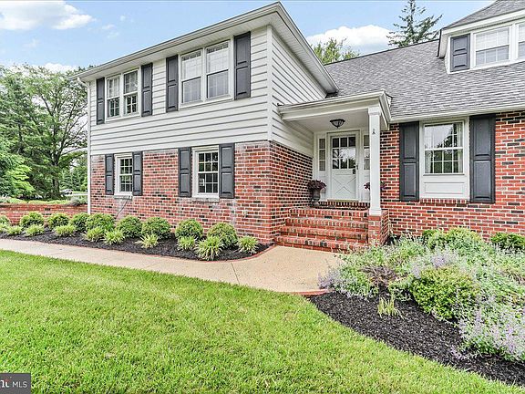 3rd image of 1026 Waltham Rd