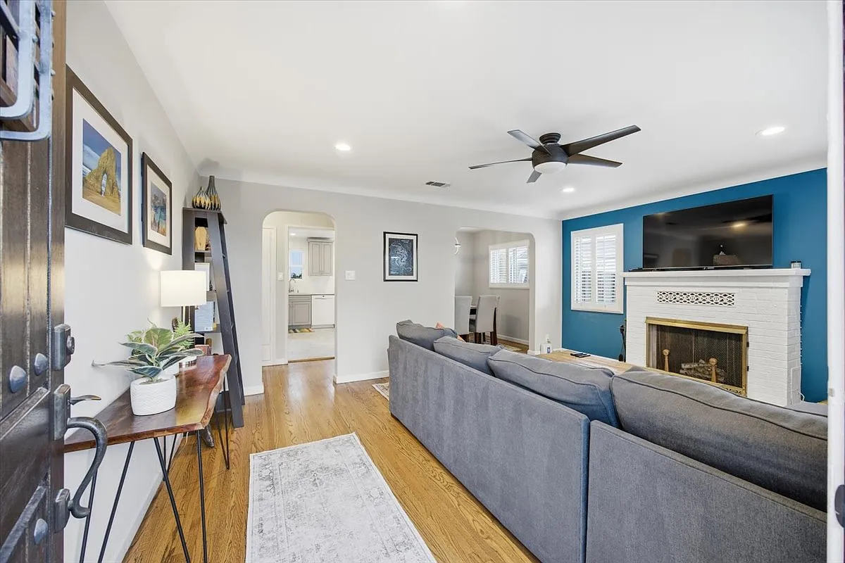 2 bed, 1024 sqft, $4,150 — Photo 2