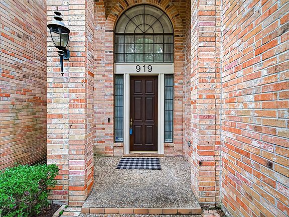 2nd image of 919 Ivy Parkway Dr