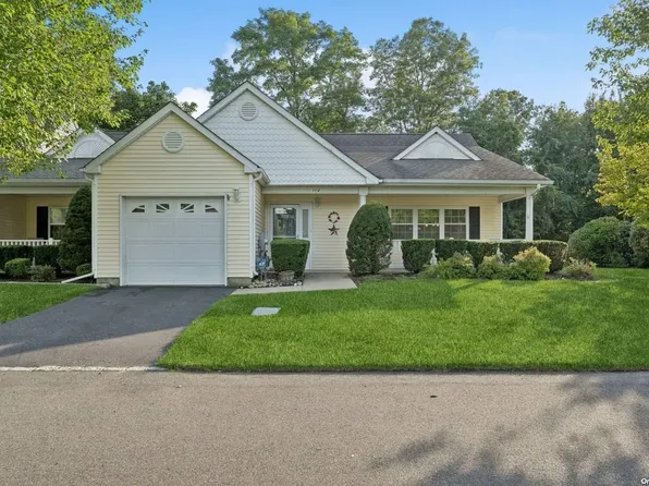 304 Pebble Beach Path #304, Riverhead, NY 11901