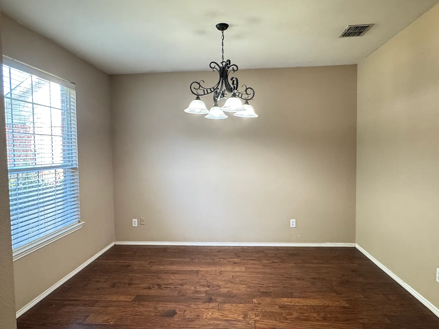 4 bed, 2030 sqft, $2,395 — Photo 4