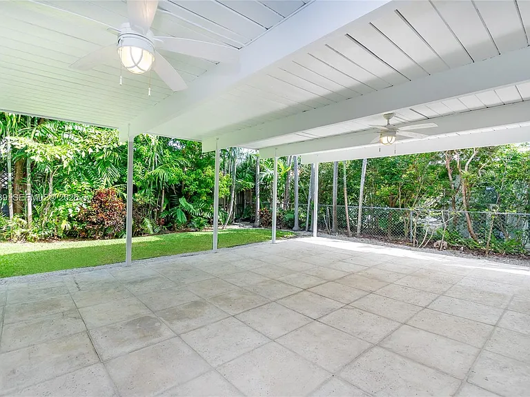 310 Harbor Ct — Photo 9