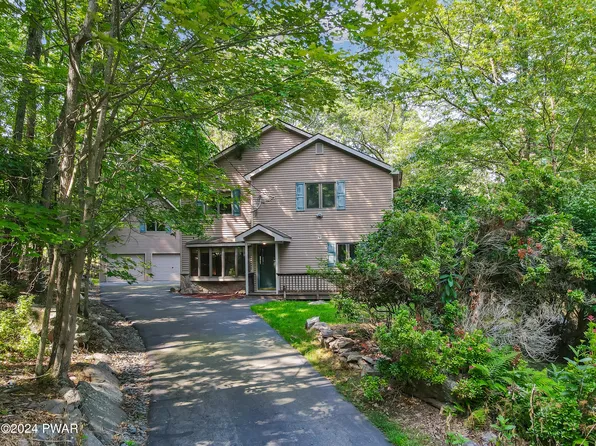 54 Cove Point Cir, Lakeville, PA 18438