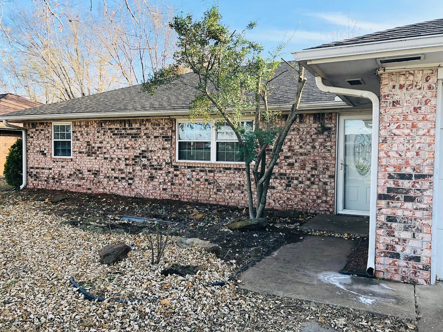 3 bed, 1.5 bath, 1190 sqft, $1,200 — Photo 2