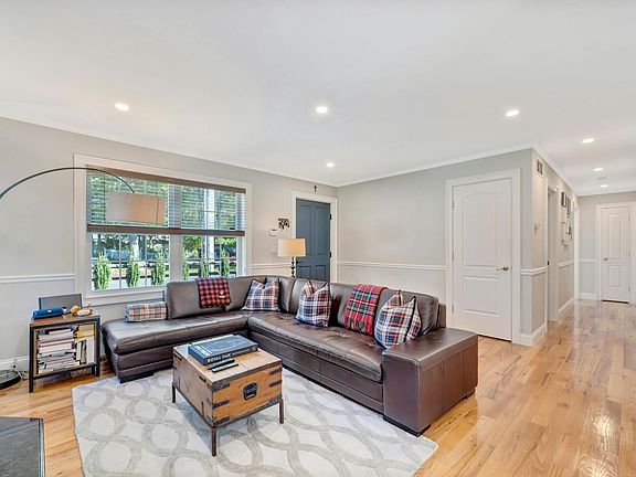 3rd image of 4 Shinnecock Ave