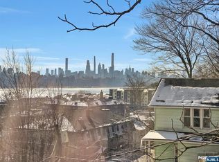 9 Old Wood Rd, Edgewater, NJ 07020