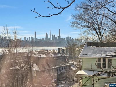 9 Old Wood Rd, Edgewater, NJ, 07020