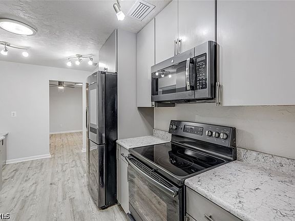 5th image of 4240 SE 3rd Ave