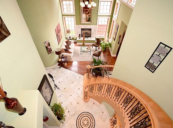 3rd image of 801 E Oakwood Blvd
