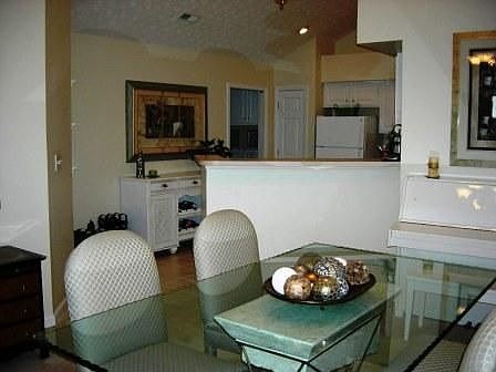 Breakfast Bar & Dining Area