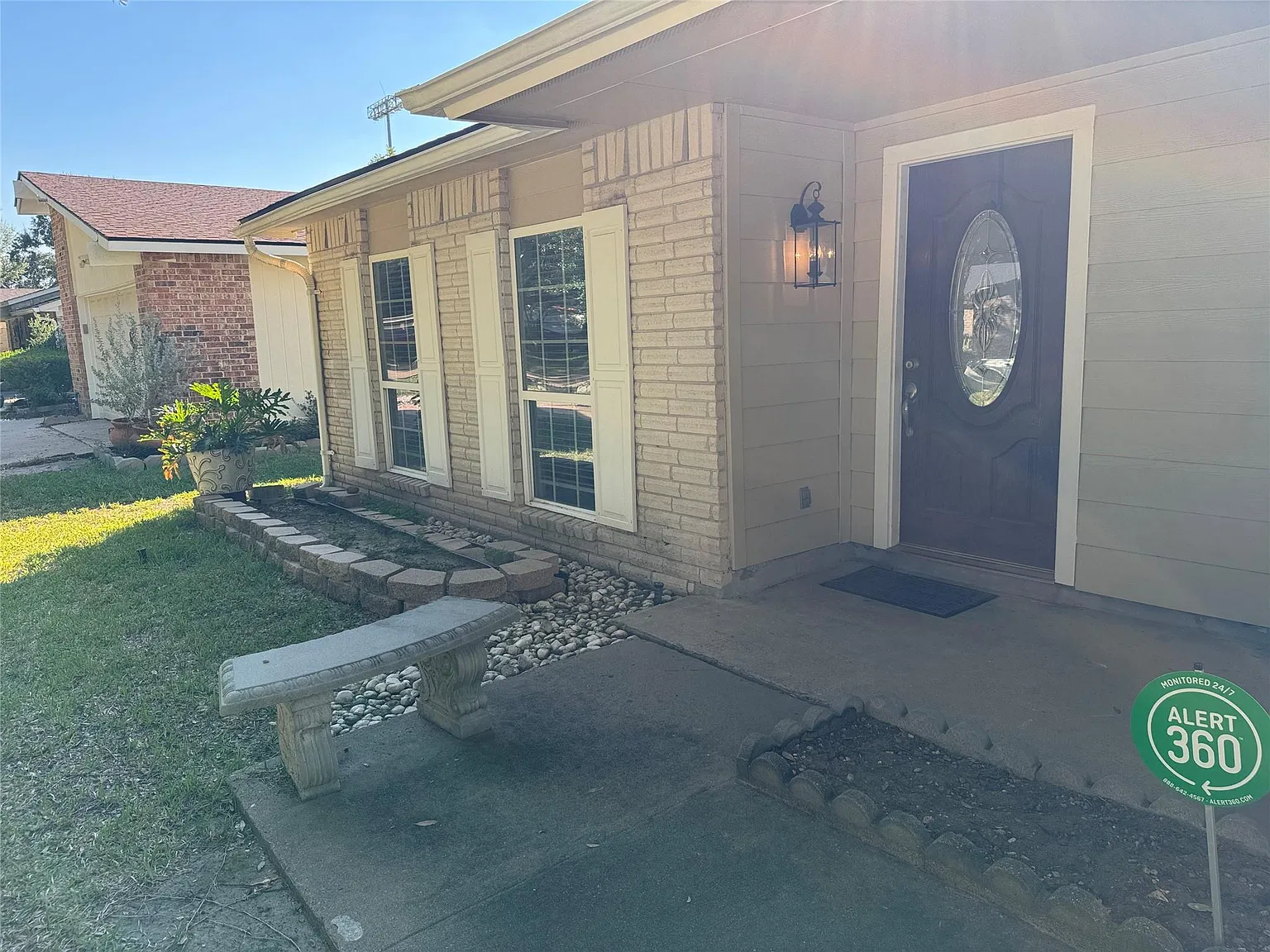 4 bed, 2.5 bath, 2153 sqft, $2,000 — Photo 2