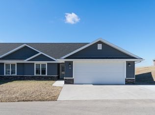565 Tanzanite Dr, Dubuque, IA 52001