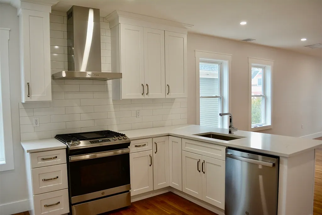 Building Photo - 10 Whitford St #2