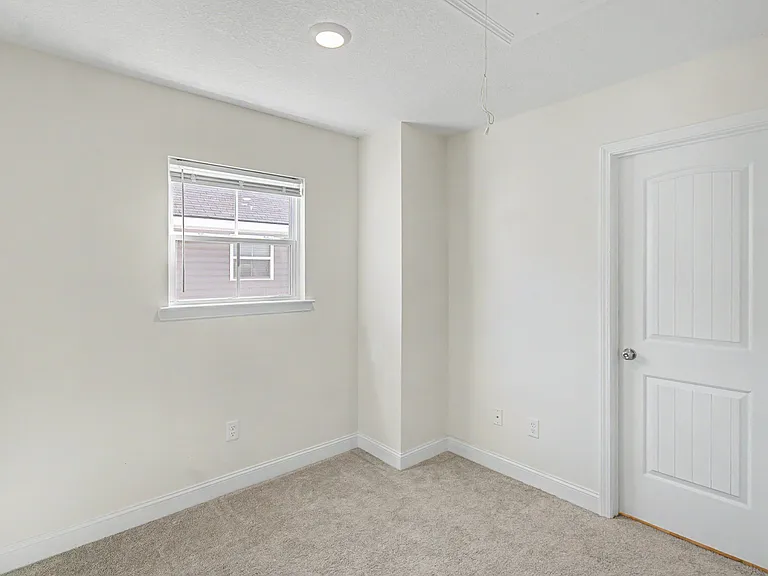 1052 Grayson Ave — Photo 10