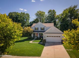 520 Rock Hollow Dr NE, Rockford, MI 49341