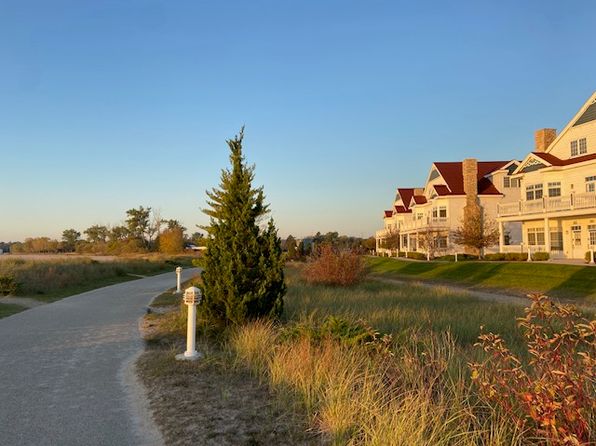 831 Beachfront Dr #1, Sheboygan, WI 53081