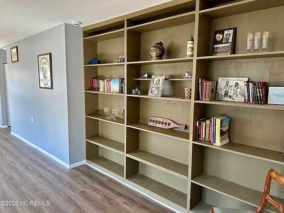 4th image of 120 Barbados Drive S