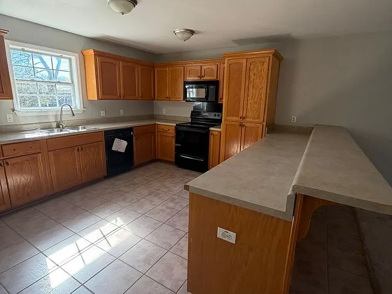 511 W Watts St — Photo 8