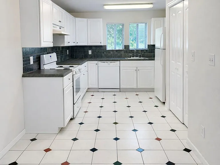 338 E Fulton St — Photo 3