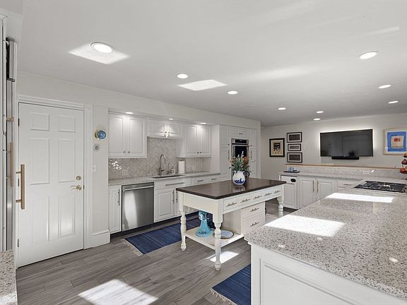 4th image of 701 Country Way