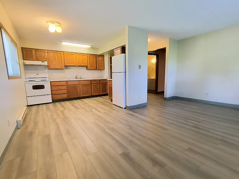 1302 Laurel Dr — Photo 3