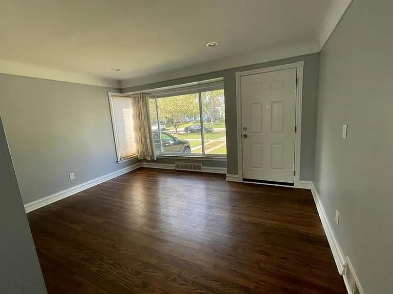 136 Girard Ave — Photo 2