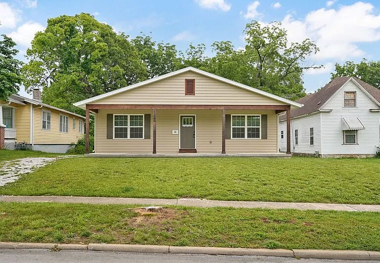 1120 N Clay Ave — Photo 1