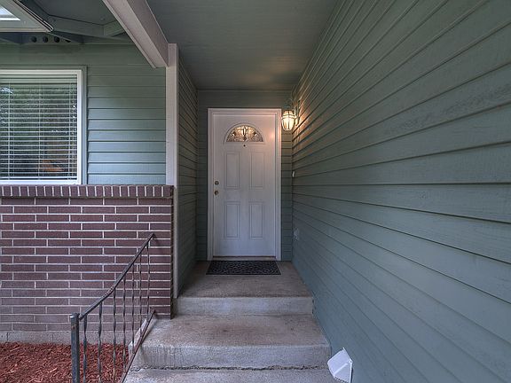 4th image of 3840 SE Castlewood Dr