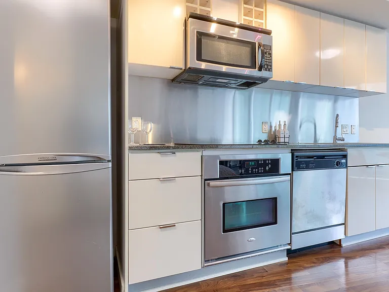 233 Robson St #508 — Photo 6
