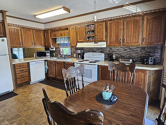 3rd image of 411 White Oak Dr