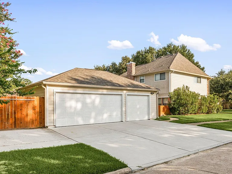 15526 Cabildo Dr — Photo 2