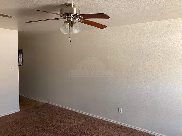 138 Ryan Cir — Photo 3