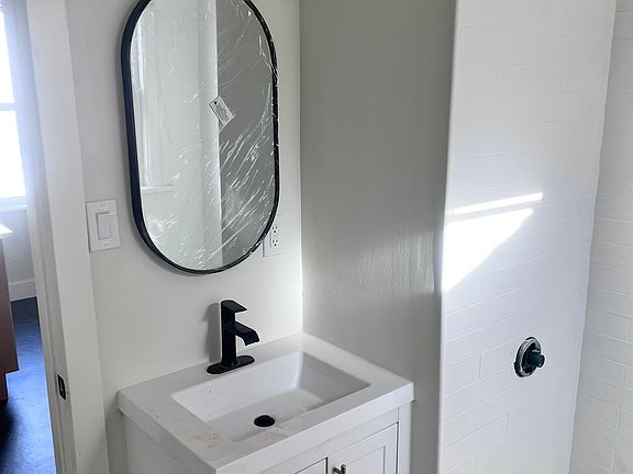 5th image of 40 N Clover St APT 3