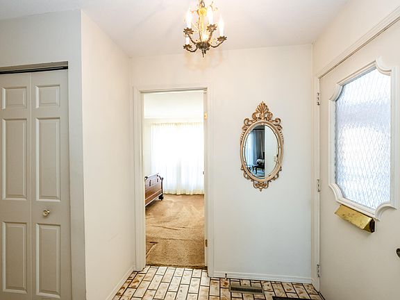 5th image of 2510 Essex Ct