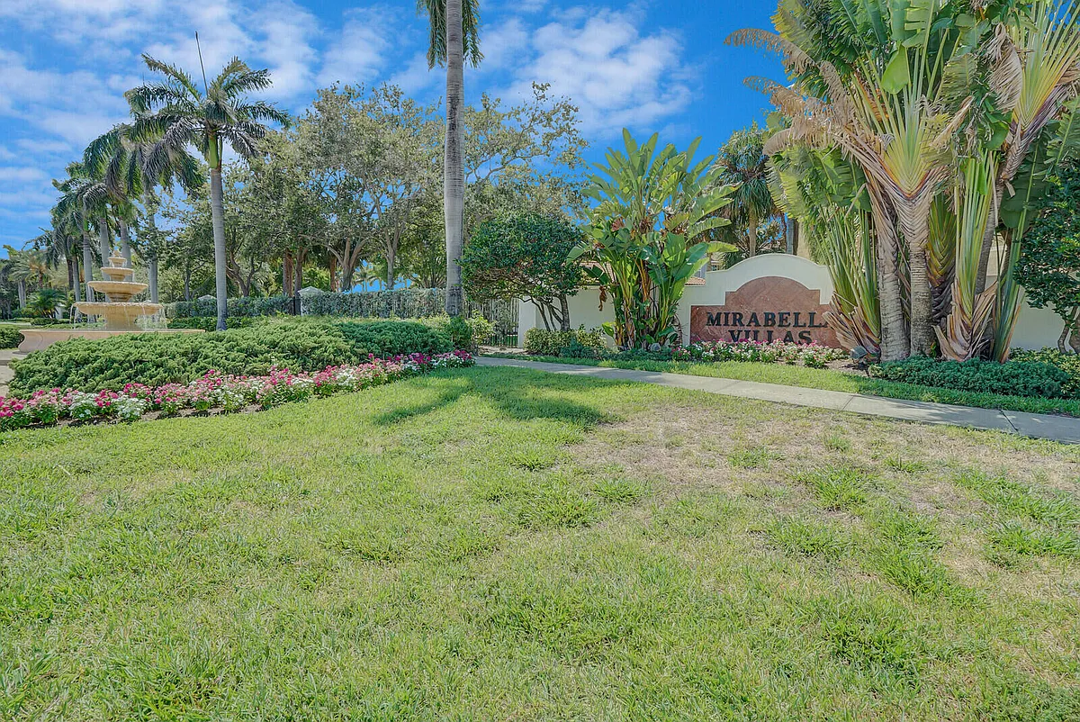 Building Photo - 611 Villa Cir