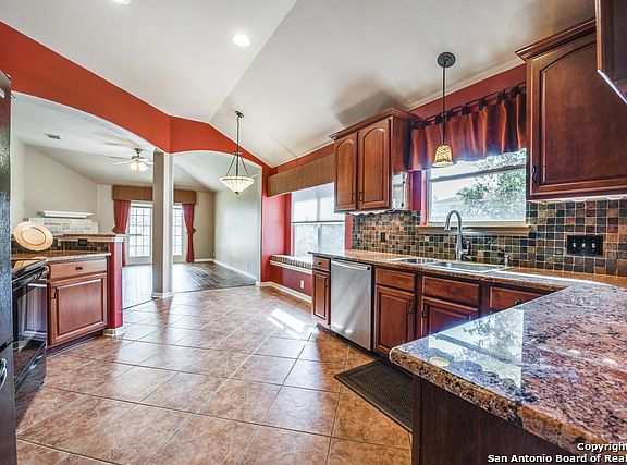 5th image of 517 Roadrunner Ave