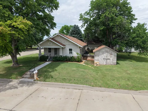 1022 W 5th St, Beloit, KS 67420