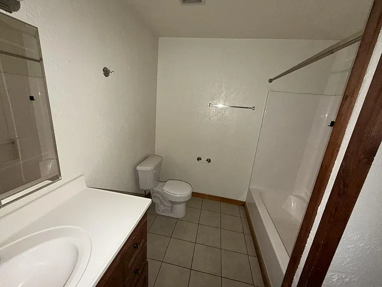 531 W 14th St #B — Photo 6