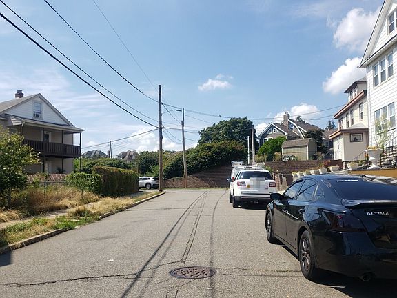 4th image of 82 Washington St