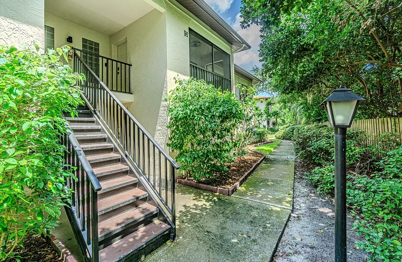 2 bed, 1070 sqft, $1,600 — Photo 1