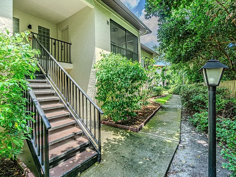 3345 Crystal Ct E #H — Photo 1