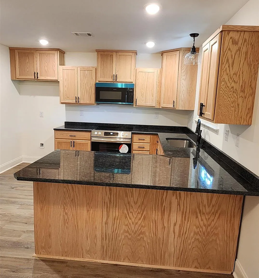 3 bed, 2.0 bath, 1576 sqft, $1,595 — Photo 3