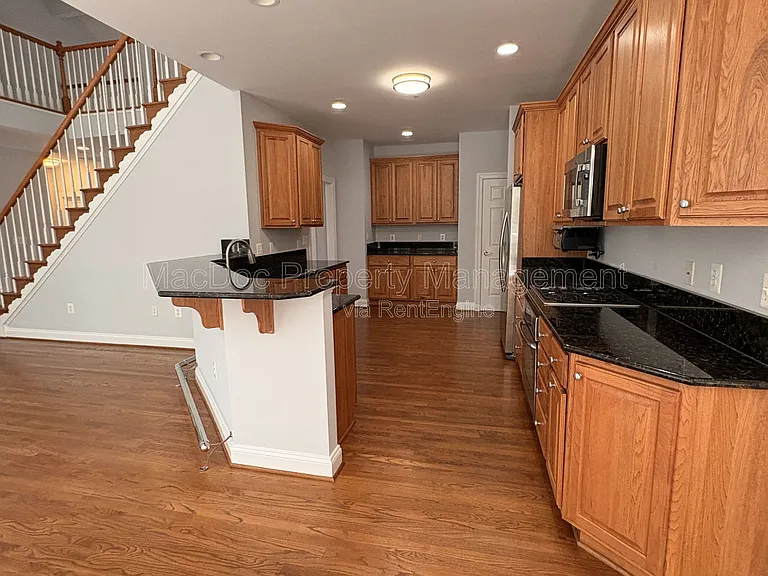 10802 Cedar Creek Dr — Photo 10