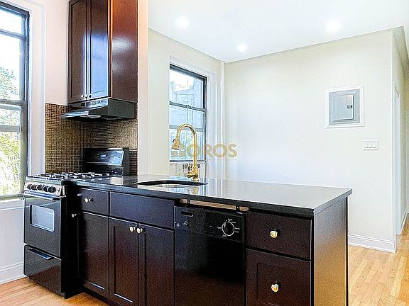 3rd image of 700 E 9th St APT 8